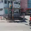 Tampak mesin parkir berwarna oren terpasang di depan gerbang masuk Rumah Sakit Umum Harapan Keluarga yang berl