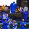 Manajer Persib Bandung Umuh Muchtar (tengah)bersama Wakil Gubernur Jawa Barat Erwan Setiawan (kanan)Komisaris