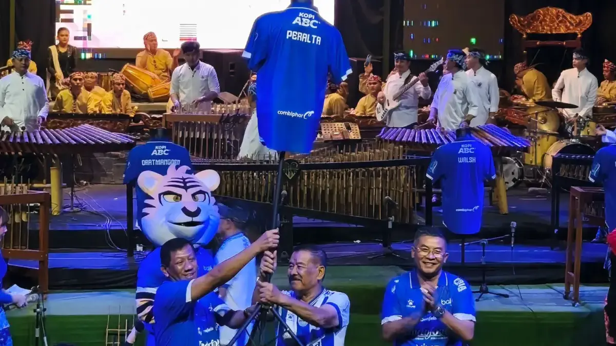 Deal! Persib Kunci Transfer Mariano Peralta untuk Dua Musim Manajer Persib Bandung Umuh Muchtar (tengah)bersama Wakil Gubernur Jawa Barat Erwan Setiawan (kanan)Komisaris