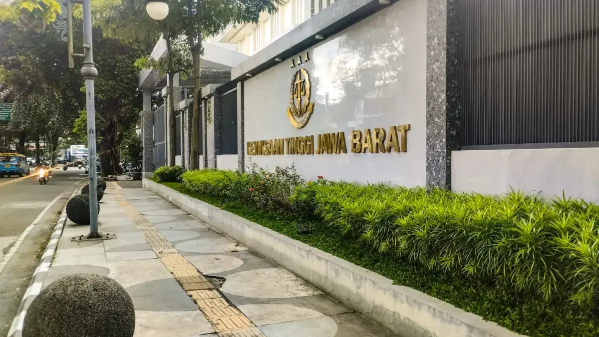 Kasus Taufik Hidayat Terus Bergulir, Kejati Jabar Perkuat Koordinasi dengan Penyidik Polda Suasana gedung Kejakaaan Tinggi Jawa Barat di Jalan Riau, Kota Bandung, Jumat (10/7/2026). Foto: Dimas Rachmat