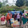 Masyarakat Kecamatan Bojonggambir, Kabupaten Tasikmalaya saat antre air be