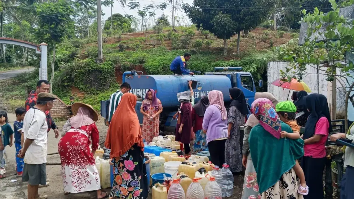 Krisis Air Bersih Kian Meluas, BPBD Tasikmalaya Catat 27.021 Warga Terdampak Kekeringan Masyarakat Kecamatan Bojonggambir, Kabupaten Tasikmalaya saat antre air be