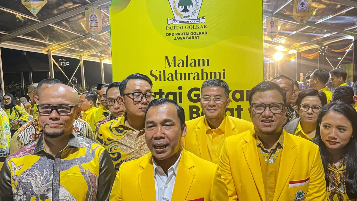 Golkar Jabar Perkuat Konsolidasi Pascamusda, Fokus Kerja Nyata untuk Masyarakat Waketum DPP Partai Golkar, Wihaji (tengah) saat menghadiri giat malam silaturahmi Partai Golongan Karya yang d