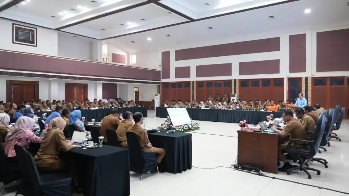 Rapat koordinasi dan evaluasi kinerja pemerintah daerah di Gedung Moh Toha, Soreang, Senin (20/7/2026). Foto D