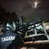 Petugas saat berjibaku lakukan penanganan kebakaran di Kampung Tonjong RT 001/R