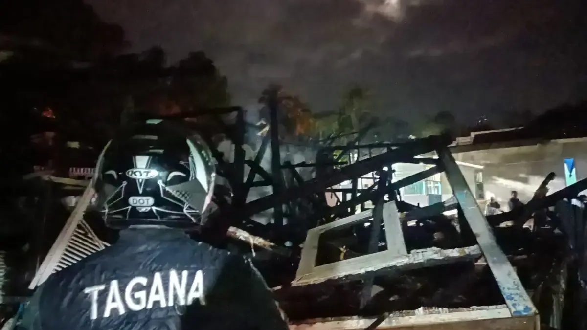 Petugas saat berjibaku lakukan penanganan kebakaran di Kampung Tonjong RT 001/R