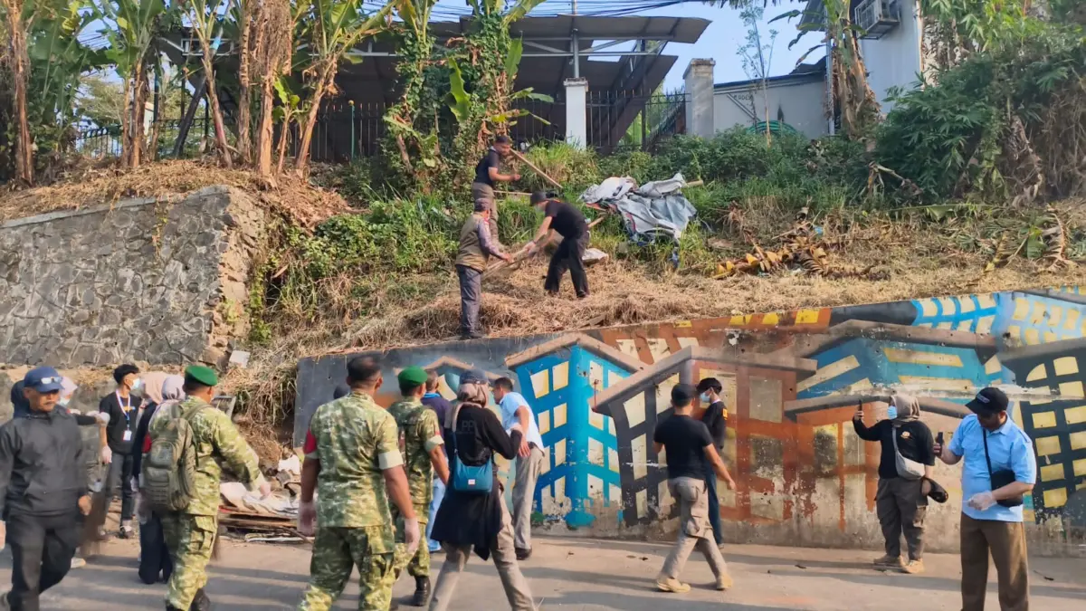 Area Underpass Padalarang Ditata, Satpol PP Berlakukan Jam Operasional PKL Satpol PP Kabupaten Bandung Barat dibantu TNI membersihkan kawasan underpass di perbatasan Desa Kertajaya, Kec