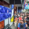 Warga menonton layar televisi saat pengenalanpemain baru Persib Bandung di Grey Art Gallery, Kota Bandung, Sab