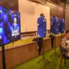 Komisaris PT PERSIB Bandung Bermartabat, Kuswara S. Taryono (kiri) bersama Ketua Palang Merah Indonesia (PMI)