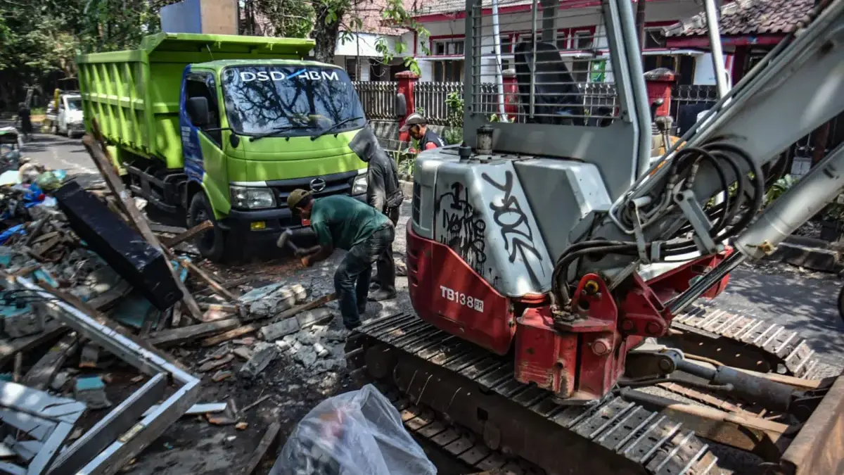 Puluhan PKL Depan Kantor Disdik Jawa Barat Digusur Puluhan PKL Depan Kantor Disdik Jawa Barat Digusur
