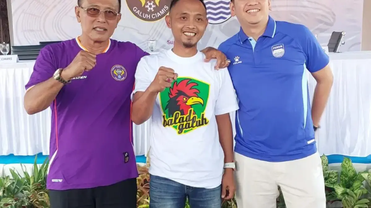 Ketua Umum Balad Gadul, Ghozin (tengah) berfoto bersama Bupati Ciamis Herdiat Sunarya (kiri) dan Depu