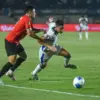 Pemain Persib Bandung Luka Menalo saat dilanggar di kotak penalti saat melawan DPMM FC pada laga Piala Preside