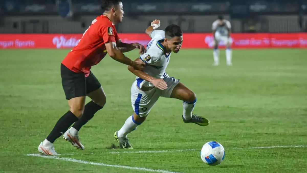 Pemain Persib Bandung Luka Menalo saat dilanggar di kotak penalti saat melawan DPMM FC pada laga Piala Preside