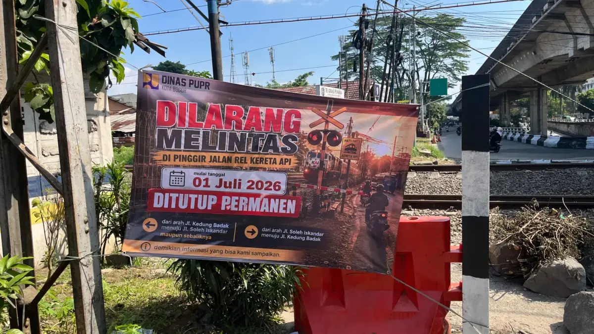 Kerap Dijadikan Jalur Alternatif, Akses Motor di Samping Rel Kedung Badak-Sholeh Iskandar