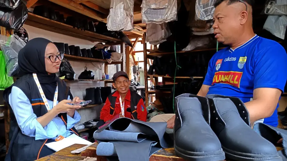 Perajin Sepatu Cibaduyut Berjuang Melawan Produk Impor Perajin Sepatu Cibaduyut Berjuang Melawan Produk Impor