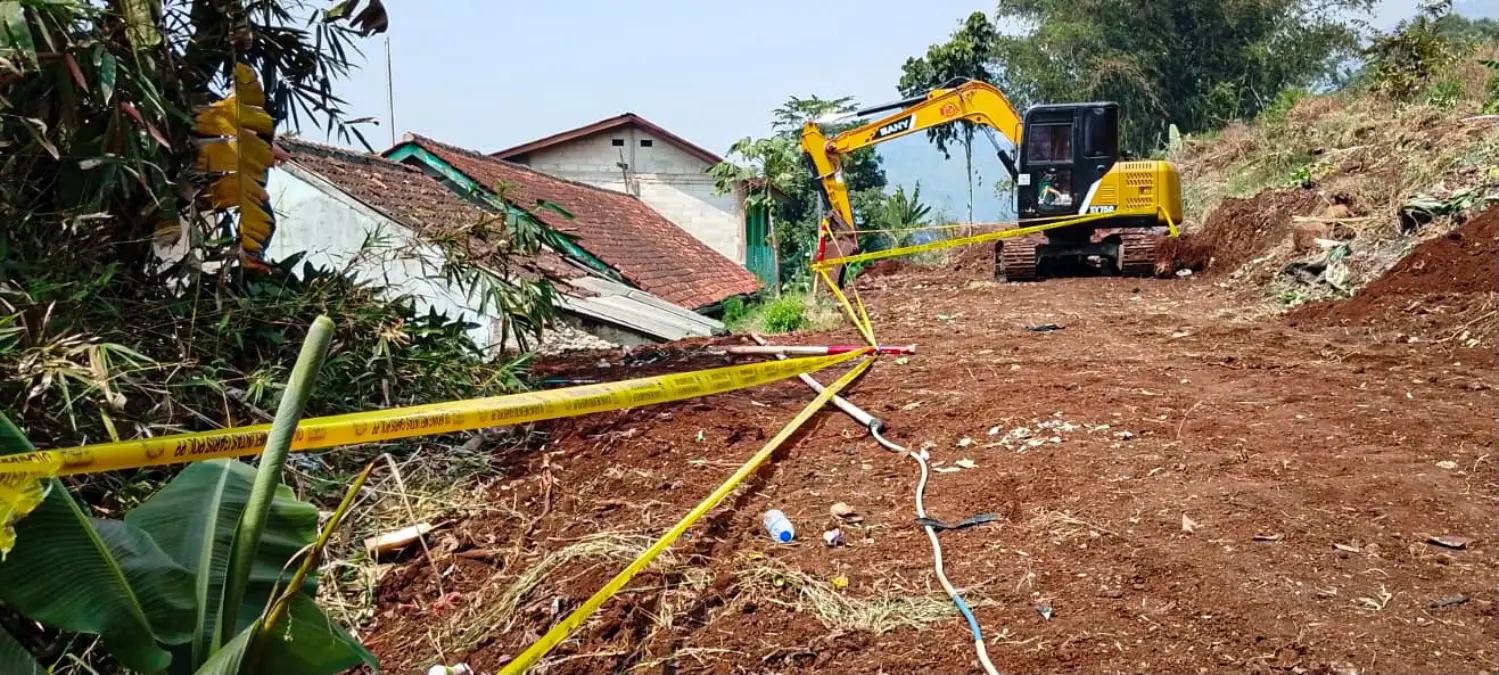 Belum Berizin, Aktivitas Pemapasan Lereng Gunung Pasarean Disegel Satpol PP KBB – jabarekspres.com