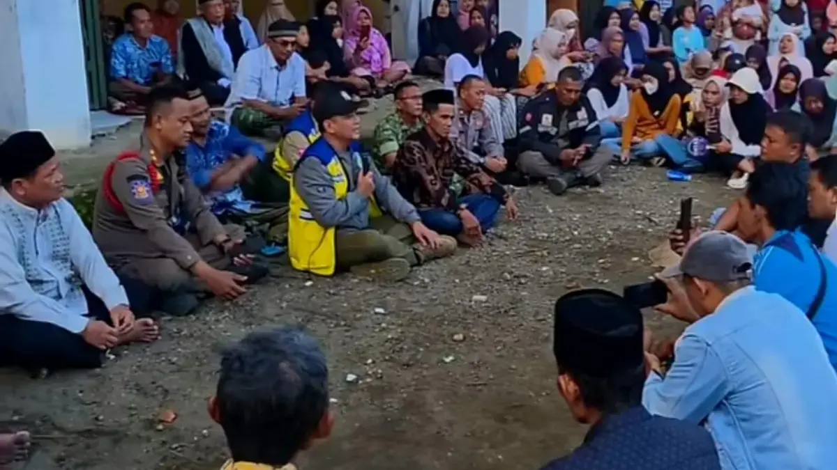 Usai Blokade Jalan dan Bakar Ban, Bupati Temui Warga dan Pastikan Ruas Cibongas Masuk CCO Usai Blokade Jalan dan Bakar Ban, Bupati Temui Warga dan Pastikan Ruas Cibongas Masuk CCO