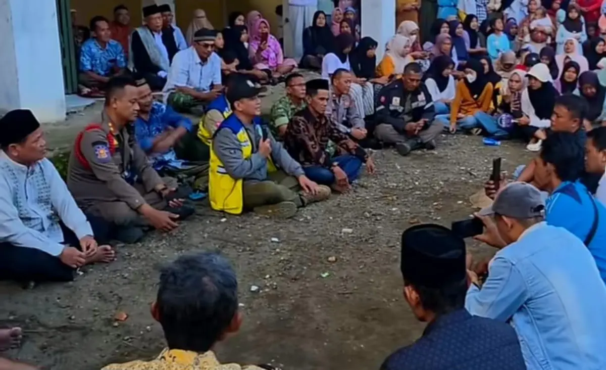 Usai Blokade Jalan dan Bakar Ban, Bupati Temui Warga dan Pastikan Ruas Cibongas Masuk CCO – jabarekspres.com