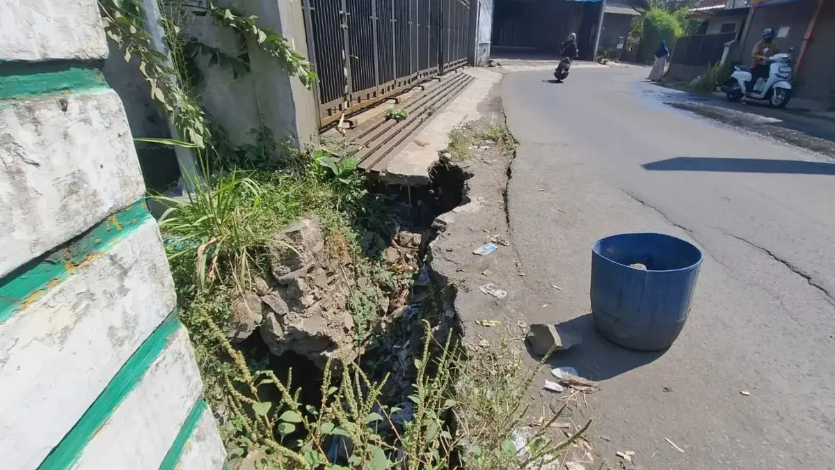 TPT Ambrol Kikis Bahu Jembatan Junti Hilir di Katapang, Warga Minta Segera Diperbaiki TPT Ambrol Kikis Bahu Jembatan Junti Hilir di Katapang, Warga Minta Segera Diperbaiki