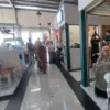 Salah satu pedagang menyediakan kipas angin sendiri di tempatnya berjulan pada area kuliner Lantai 2 Pasar Jam