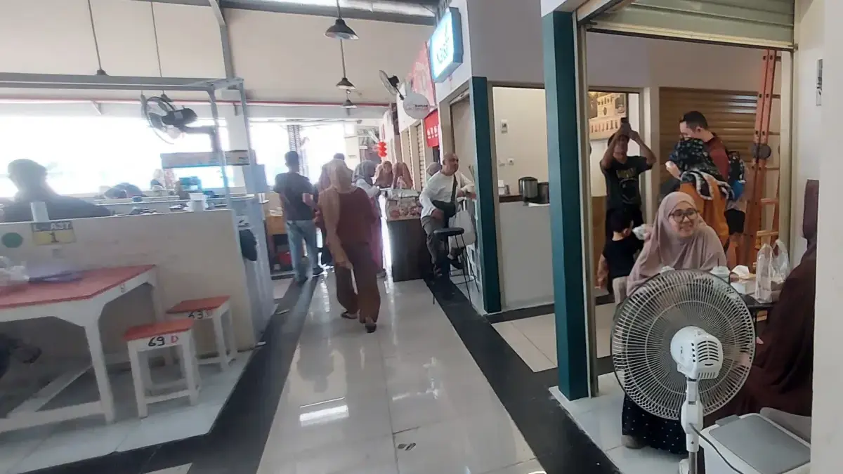 Salah satu pedagang menyediakan kipas angin sendiri di tempatnya berjulan pada area kuliner Lantai 2 Pasar Jam