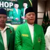 Ketua Dewan Pimpinan Wilayah (DPW) PPP Jabar Uu Ruzhanul Ulum (kiri) menemani Ketua Umum PPP M. Mardiono di Ba