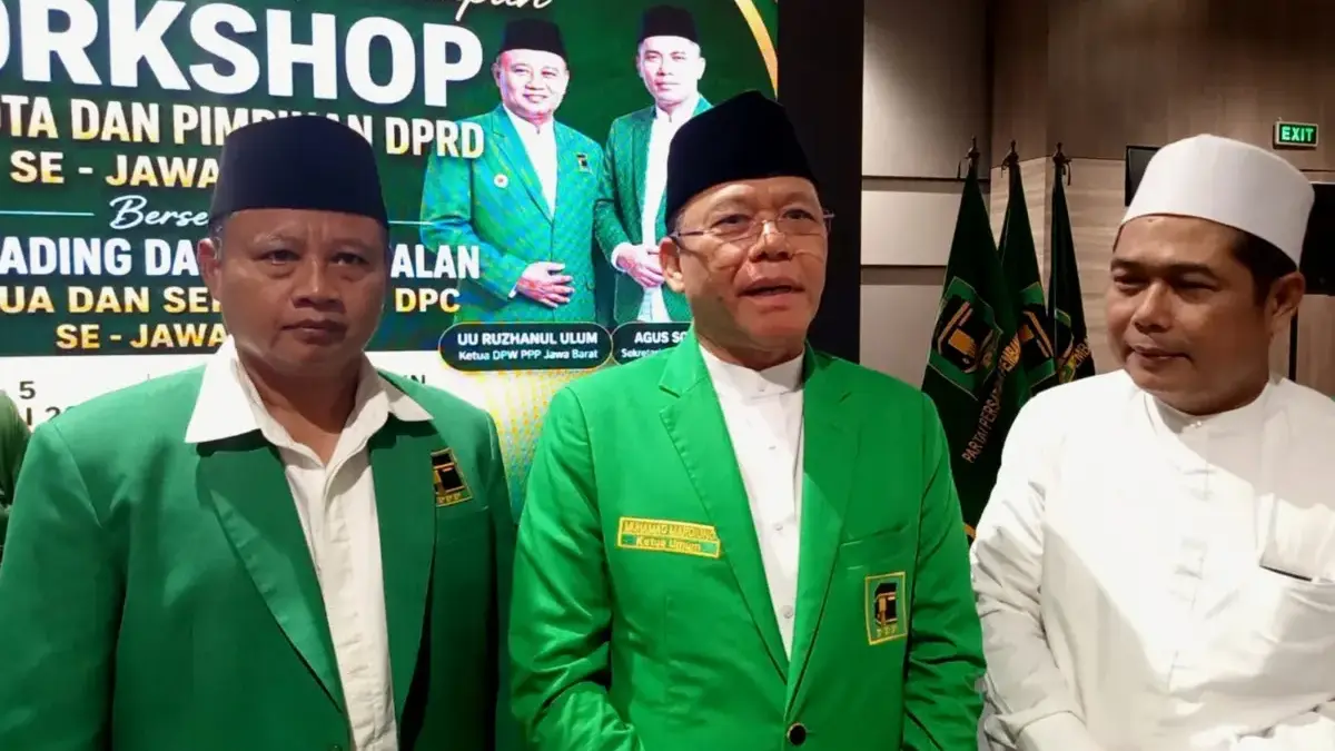 Ketua Dewan Pimpinan Wilayah (DPW) PPP Jabar Uu Ruzhanul Ulum (kiri) menemani Ketua Umum PPP M. Mardiono di Ba