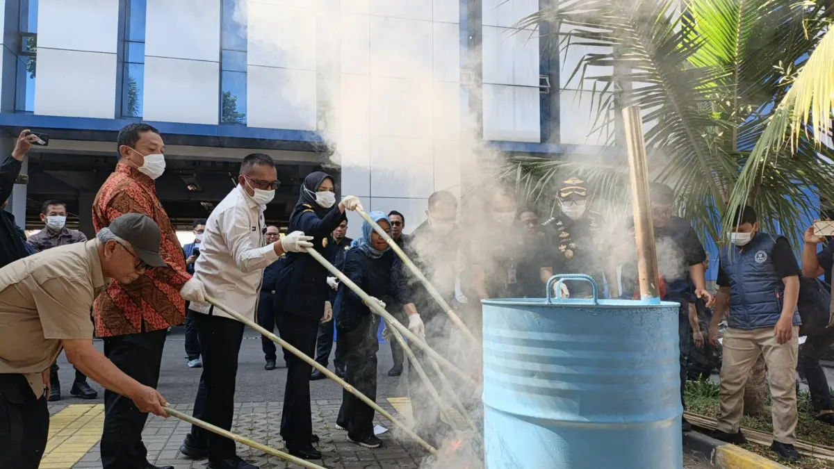 BNNP Jabar Ungkap 8 Kasus Narkotika pada Semester I 2026, Modus Selundupkan Sabu Lewat Anus Jadi Sorotan Dok. BNNP Jabar saat lakukan pemusnahan barang bukti sepanjang semester I 2026. Kamis, (9/7). Foto. Sandi Nugr