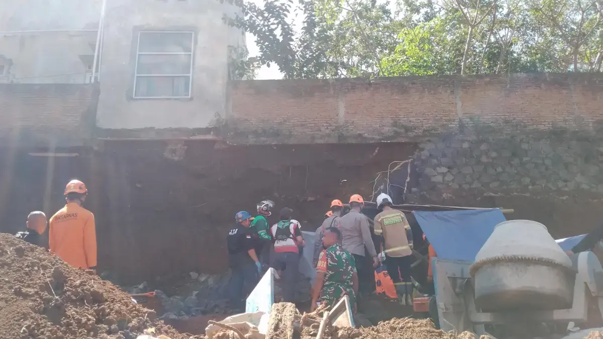 Dua Pekerja Bangunan di Jatinangor Tertimbun TPT Ambrol: Satu Meninggal, Lainnya Alami Patah Tulang Dua Pekerja Bangunan di Jatinangor Tertimbun TPT Ambrol, Satu Meninggal Lainnya Alami Patah Tulang