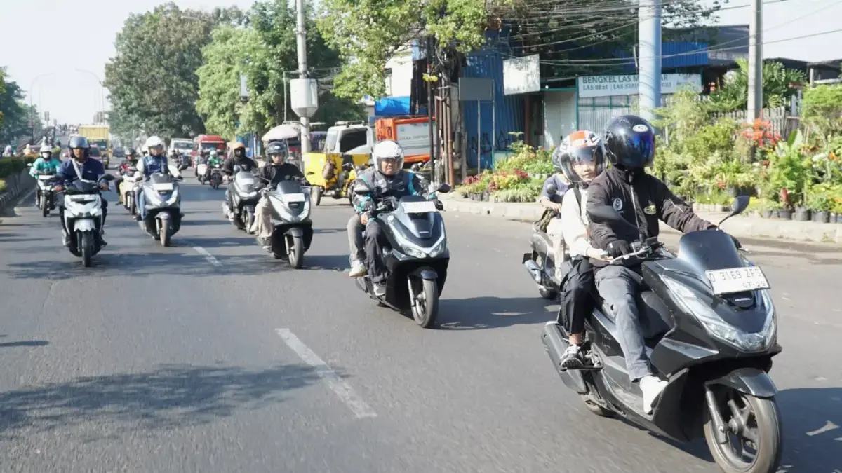 Utamakan Keselamatan Buah Hati, Simak Tips Aman Membonceng Anak dengan Sepeda Motor Berboncengan