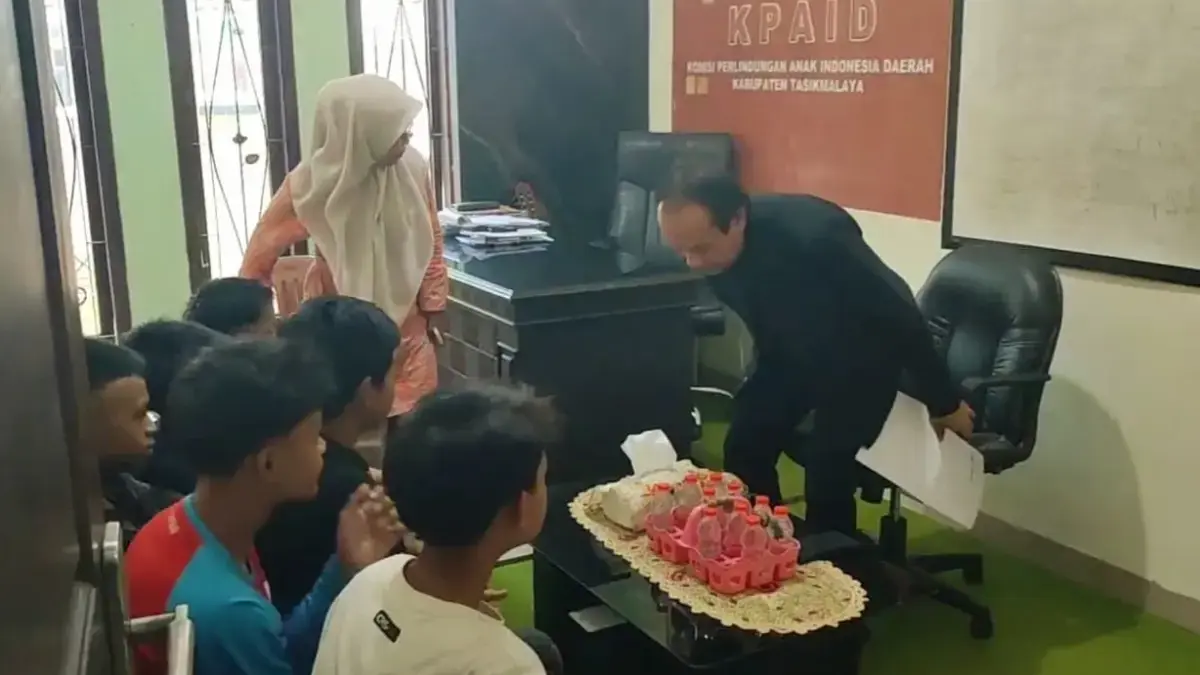 Dipulangkan karena Kenakalan, 8 Siswa SMP di Tasikmalaya Menolak Pindah Sekolah Tampak anak-anak mendatangi Kantor KPAID meminta perlindungan karena dipulangkan dari sekolah.