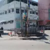 Tampak mesin parkir berwarna oren terpasang di depan gerbang masuk Rumah Sakit Umum Harapan Keluarga yang berl