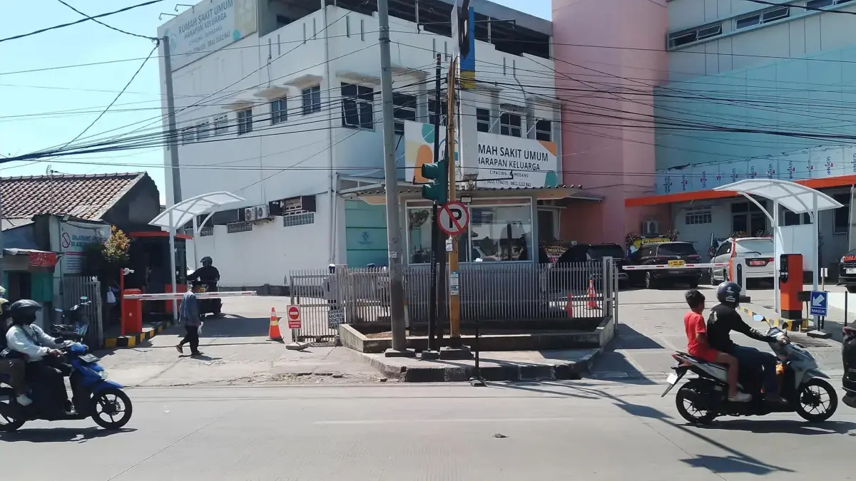 Tiga Bulan Beroperasi Tanpa Izin, Parkir RS Harapan Keluarga Disorot Bapenda Sumedang Tampak mesin parkir berwarna oren terpasang di depan gerbang masuk Rumah Sakit Umum Harapan Keluarga yang berl