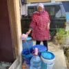 Salah satu warga RT 004/RW 007, Kelurahan Kedunghalang, Kecamatan Bogor Utara, Kota Bogor yang menyetok air da