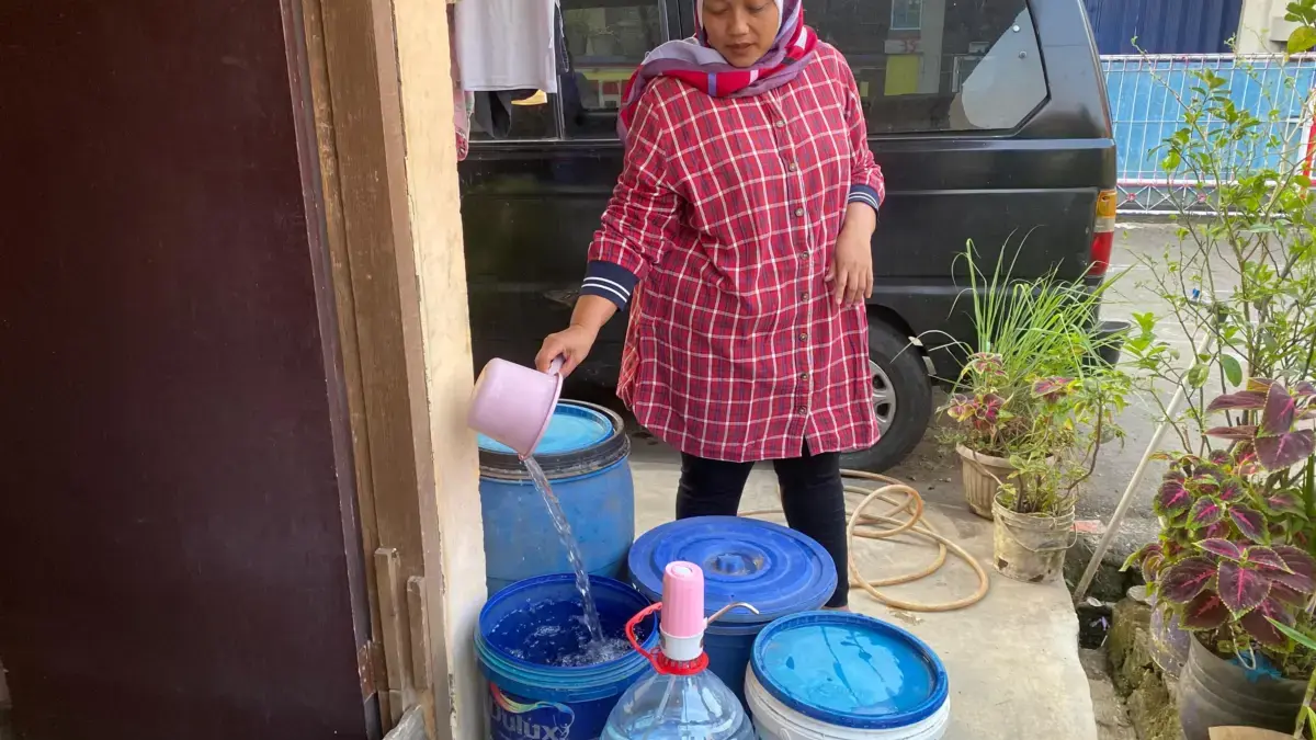 Salah satu warga RT 004/RW 007, Kelurahan Kedunghalang, Kecamatan Bogor Utara, Kota Bogor yang menyetok air da