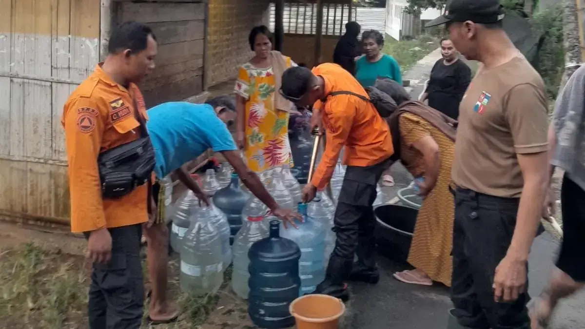 Kekeringan Melanda Bubulak Bogor Barat, 300 Jiwa Terdampak dan Dapat Bantuan 8.000 Liter Air Bersih BPBD Kota Bogor menyalurkan 8.000 liter air bersih kepada warga di wilayah RT 001/RW 012, Kelurahan Bubulak, K