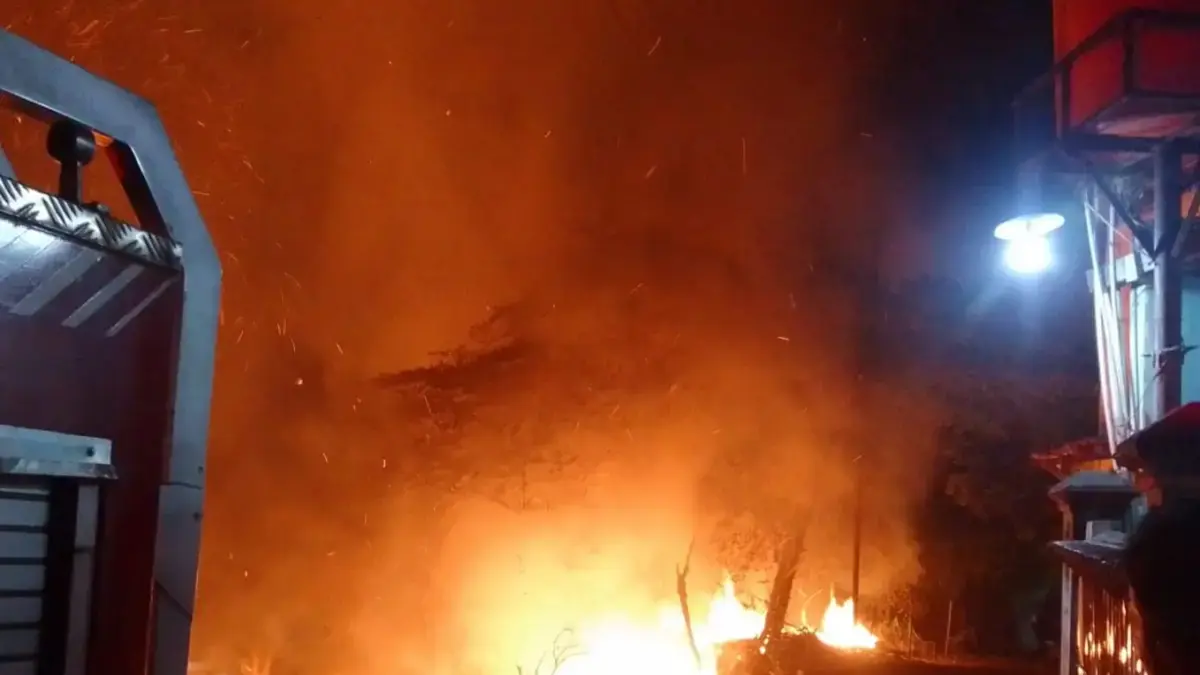 Diduga Akibat Pembakaran Sampah, Tumpukan Limbah di Bojong Kulur Terbakar Diduga Akibat Pembakaran Sampah, Tumpukan Limbah di Bojong Kulur Terbakar