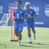 Pemain Persib Bandung Dedi Kusnandar menjalani latihan menjelang Piala Presiden 2026 di lapangan pendamping St