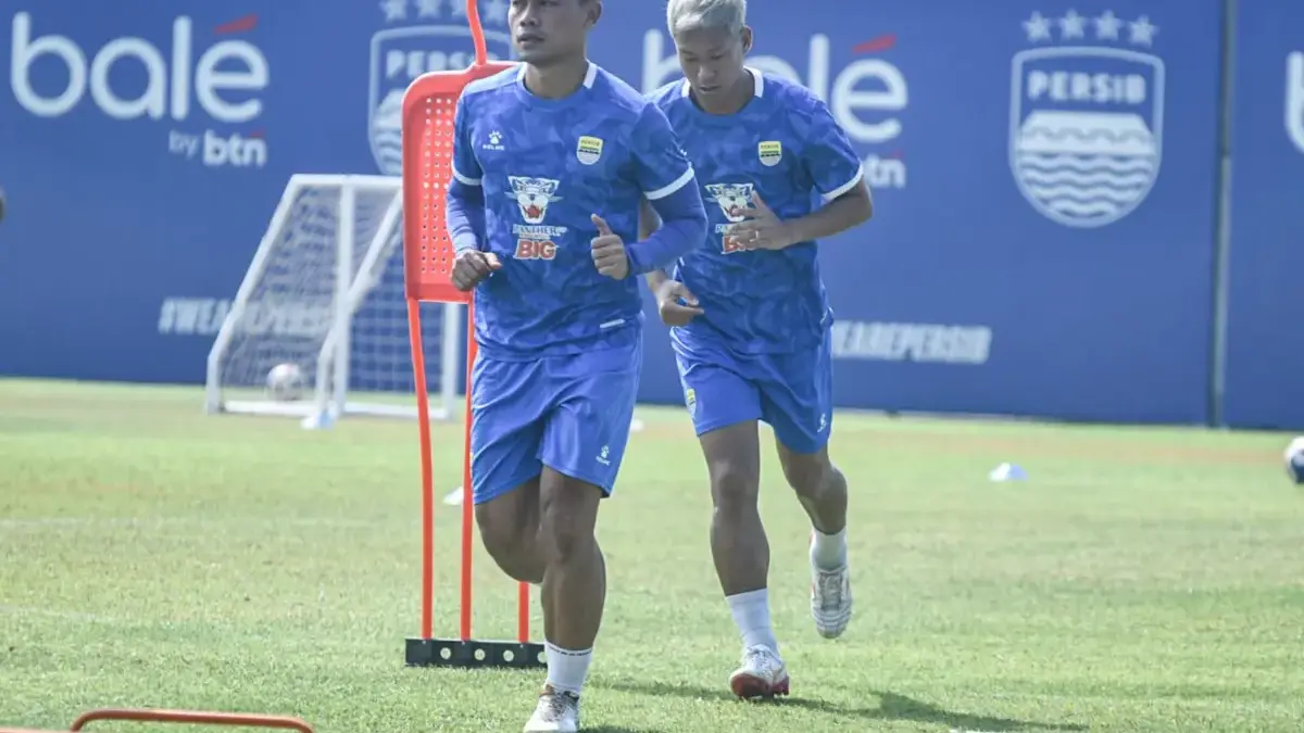 Pemain Persib Bandung Dedi Kusnandar menjalani latihan menjelang Piala Presiden 2026 di lapangan pendamping St