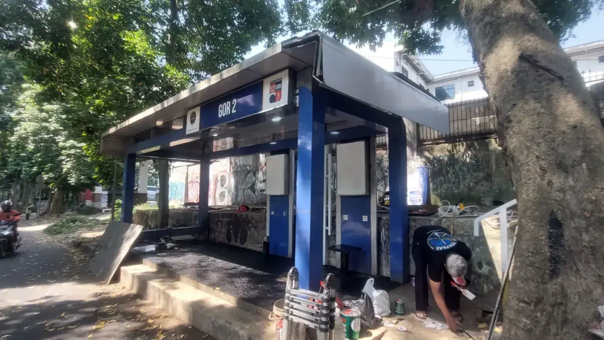 79 Halte BisKita di Kota Bogor Jadi Sasaran Vandalisme, Dishub Baru Rawat 8 Halte Salah satu halte BisKita yang mulai dilakulan perawatan yakni Halte Gor 2 yang berada di kawasan GOR Pajajaran