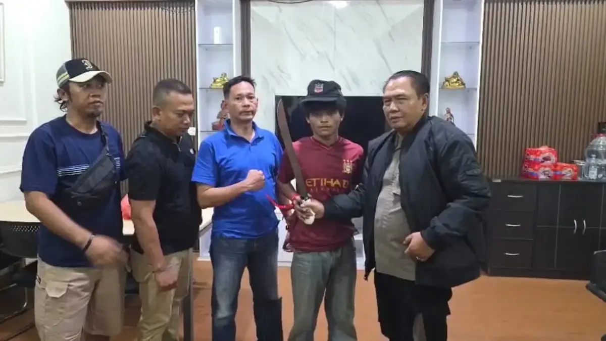 Usai Viral di Media Sosial, Remaja Bawa Golok Ancam Dua Warga Citeureup Ditangkap Polisi Usai Viral di Media Sosial, Remaja Bawa Golok Ancam Dua Warga Citeureup Ditangkap Polisi