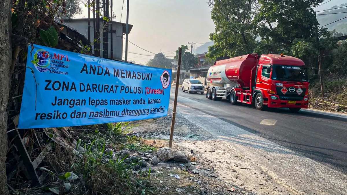 Desak Penanganan Polusi, Warga Tiga Desa Pasang Spanduk Kritik Desak Penanganan Polusi, Warga Tiga Desa Pasang Spanduk Kritik