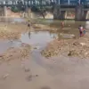 TMA Bendung Katulampa 0 Sentimeter Efek Kemarau, Dasar Sungai Terlihat hingga Jadi Tempat Bermain Anak 