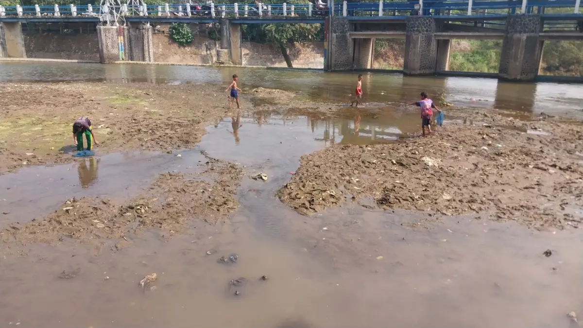 TMA Bendung Katulampa 0 Sentimeter Efek Kemarau, Dasar Sungai Terlihat hingga Jadi Tempat Bermain Anak TMA Bendung Katulampa 0 Sentimeter Efek Kemarau, Dasar Sungai Terlihat hingga Jadi Tempat Bermain Anak