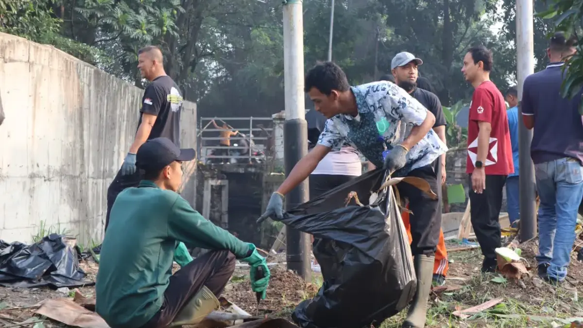 Bersihkan Sampah di Aliran Sungai, PT Len Industri Gerakkan Warga Lewat Aksi BEWASA Bersihkan Sampah di Aliran Sungai, PT Len Industri Gerakkan Warga Lewat Aksi BEWASA