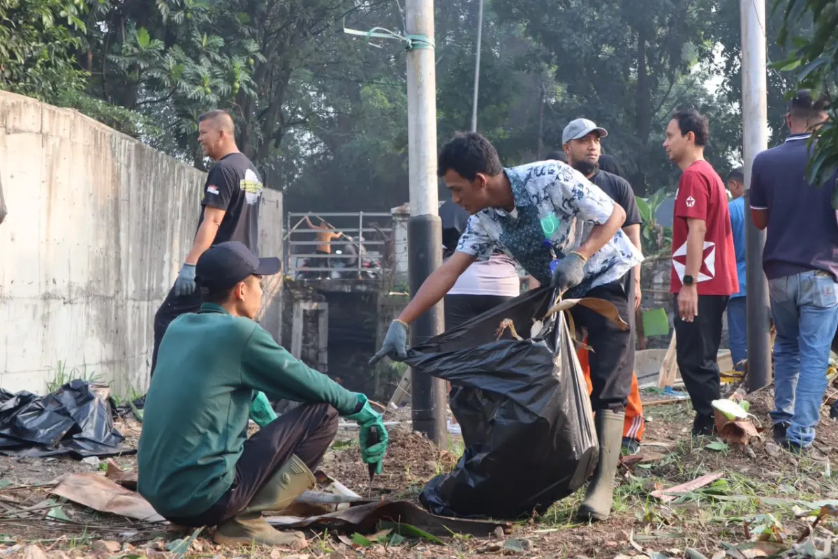 Bersihkan Sampah di Aliran Sungai, PT Len Industri Gerakkan  Warga  Lewat Aksi BEWASA