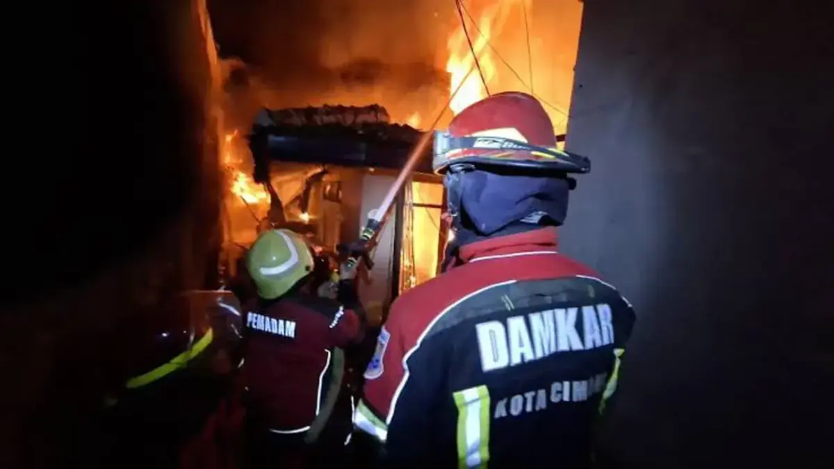 Saat Semua Menyelamatkan Diri, Petugas Damkar Cimahi Justru Melangkah Mendekati Kobaran Api Pemadam kebakaran