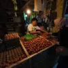 Pedagang melayani warga yang membeli telur ayam di Pasar Tradisional, Sabtu (18/7/2026). Foto: Dimas Rachmatsy