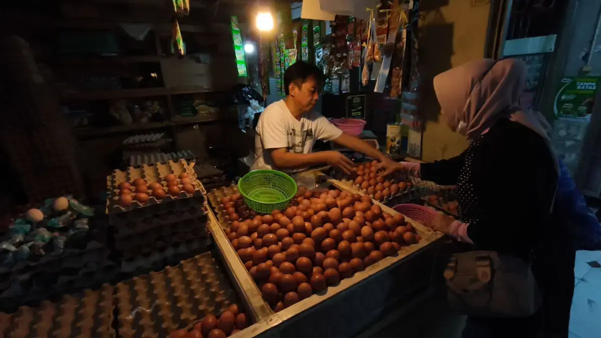 Harga Telur di Cimahi Melonjak Usai Libur Sekolah, Pedagang Sebut Pasokan Barang Mulai Susah Pedagang melayani warga yang membeli telur ayam di Pasar Tradisional, Sabtu (18/7/2026). Foto: Dimas Rachmatsy