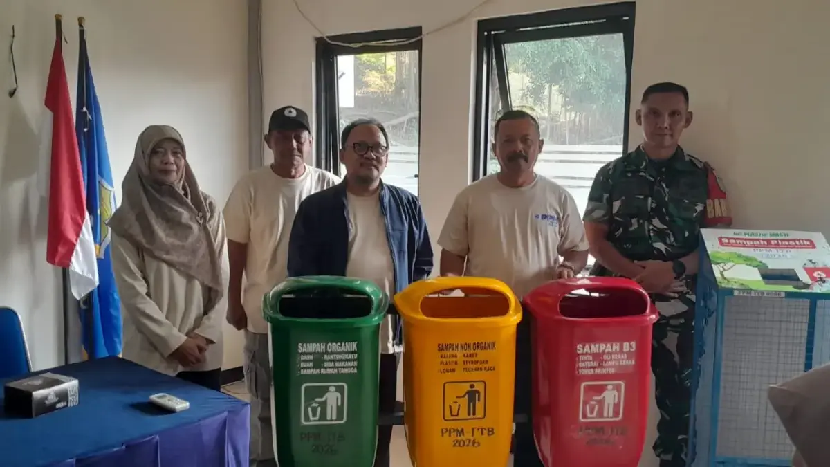 Kurangi Sampah Plastik, ITB Olah Styrofoam Jadi Perekat Bernilai Ekonomi Tim Pengabdian pada Masyarakat (PPM) Bottom Up Sekolah Ilmu dan Teknologi Hayati (SITH) Institut Teknologi Ban